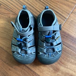 Toddler boy Keen’s size 9